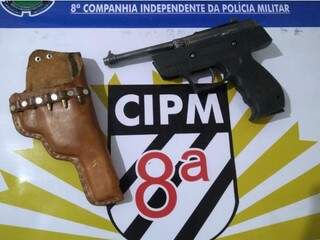 Arma foi apreendida e levada para a delegacia da cidade (Foto: Divulgação/Polícia Militar) 