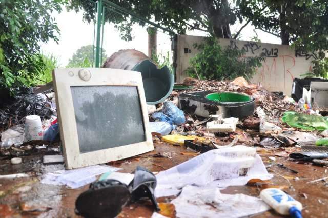 &Aacute;rea doada pela Prefeitura a shopping vira dep&oacute;sito de lixo