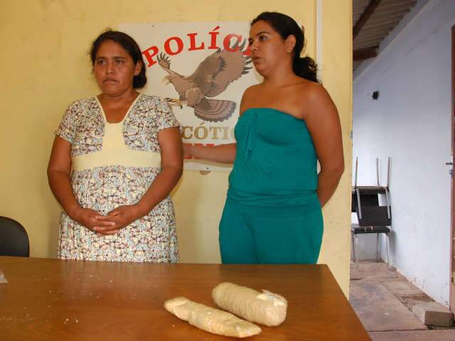 Pol&iacute;cia prende duas mulheres com pasta base de coca&iacute;na em fralda e absorvente