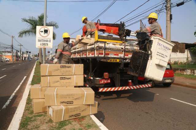 Prefeito quer l&acirc;mpadas de LED em toda a cidade, mas aguarda TCE
