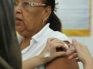 Idosa recebe vacina contra gripe em posto de Campo Grande. Campanha foi prorrogada até dia 09 de junho. (Foto: Alcides Neto)