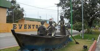 Monumento Chalaneiro homenageia o uso da chalana, muito usada ainda hoje no transporte de uma margem a outra no Rio Paraguai (Foto: Divulgação)