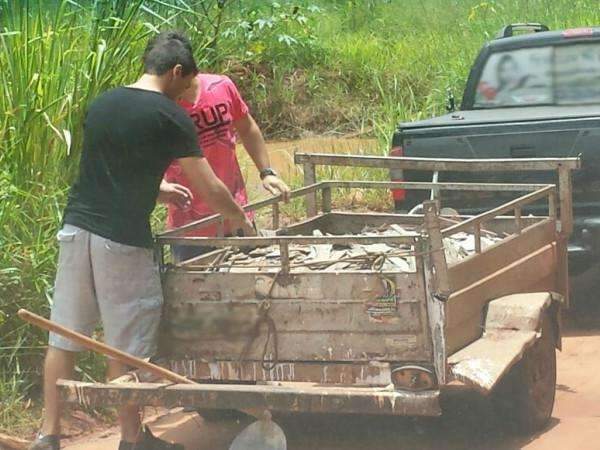 Homens s&atilde;o flagrados jogando entulho em terreno baldio