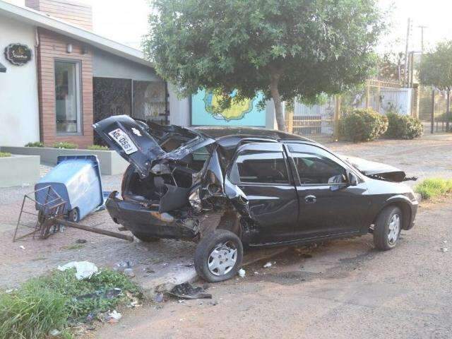 Ve&iacute;culo amanhece batido em noite com pelo menos 19 acidentes
