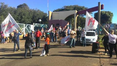 Técnicos em greve bloqueiam acesso de veículos ao estacionamento da UFMS