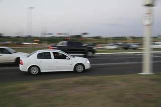 Motoristas abusam da velocidade na Avenida Duque de Caxias (Foto: Marcelo Victor)