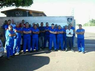 Funcionário em frente à empresa J. Jardim. (Foto: Sindicato dos Trabalhadores em Transportes de Cargas de Mato Grosso do Sul).