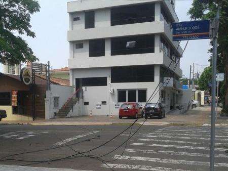 Carreta arranca fios e deixa moradores e comerciantes sem internet e telefone
