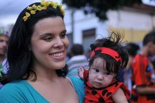 Gabriela levou a pequena Isis para curtir seu primeiro Carnaval. (Foto: Alcides Neto)