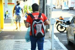 Usar mochila com peso excessivo é um dos fatores que agravam as dores na coluna (Foto: Marcos Ermínio)