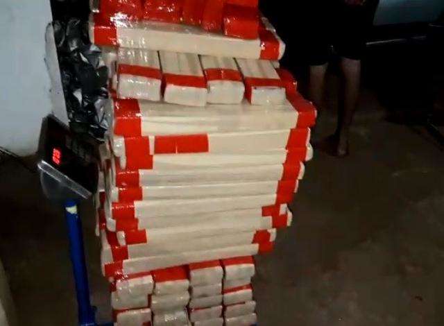Suspeitos de integrar fac&ccedil;&atilde;o s&atilde;o presos com droga e fuzil carregado