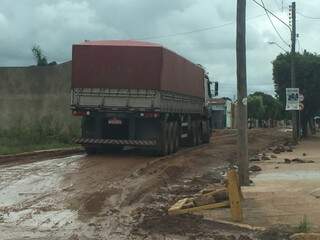 Tráfego de caminhões destruiu asfalto na área urbana (Foto: Direto das Ruas)