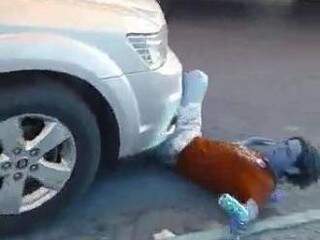 Momento em que homem é arrastado por veículo em Bonito (Foto: Reprodução)