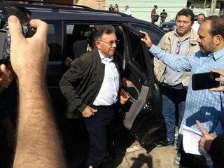 Policial federal (com mãos no bolso) acompanhou Odilon por viagens no interior, durante campanha do candidato ao governo. (Foto: Divulgação)