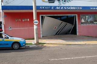 O carro foi parar dentro da loja. Foto: Mariana Lopes)