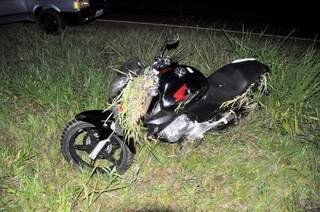 Com o impacto do acidente, motocicleta foi jogada para fora da pista. (Foto: Marcio Rogério/Nova News)