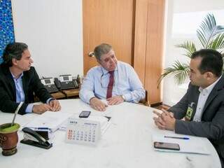 À esquerda, prefeito Marquinhos Trad, ministro Carlos Marun, no meio, e o secretário de Saúde, Marcelo Vilela. (Foto: Naiara Pontes/SeGov).