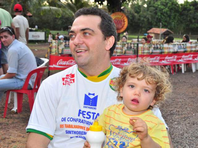  Para comemorar dia, gar&ccedil;ons trocam atendimento ao cliente por corrida de bandeja