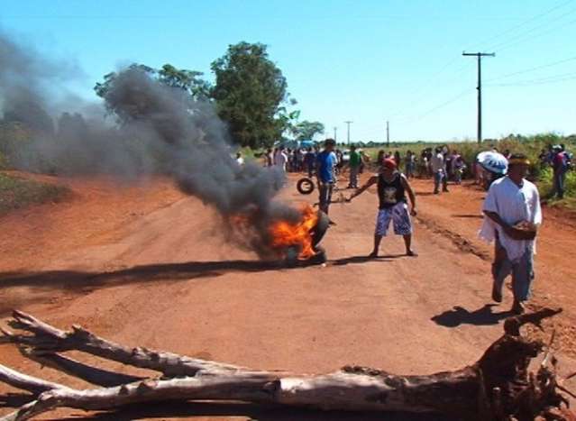 Por melhoria em acesso &agrave; aldeia, &iacute;ndios bloqueiam rodovia estadual