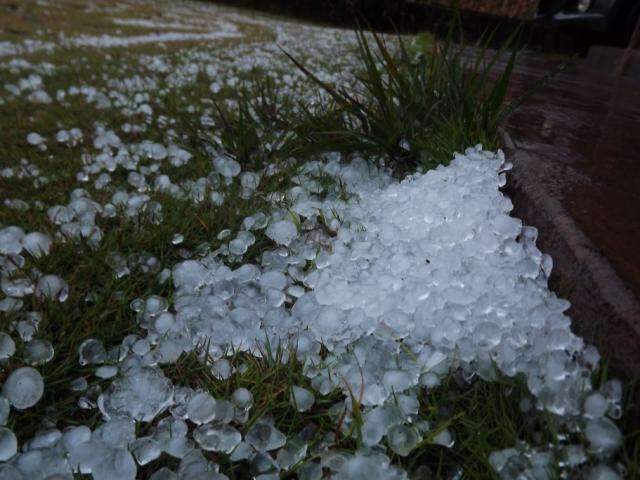 Chuva de granizo causa preju&iacute;zo em casas, lojas e lavouras de tomate