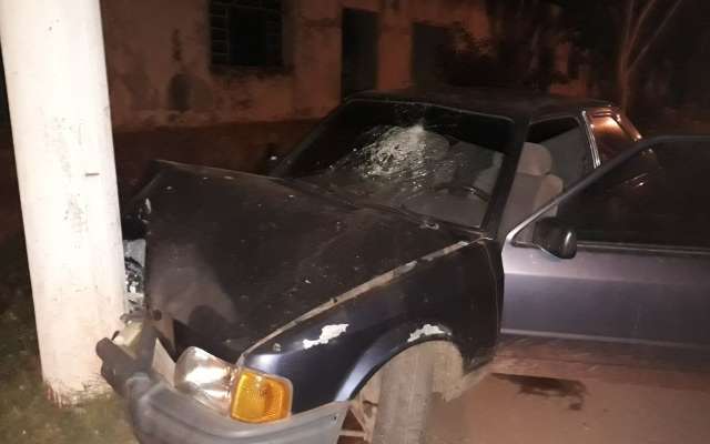 Motorista sofre v&aacute;rios ferimentos ap&oacute;s colidir carro em poste de ilumina&ccedil;&atilde;o 