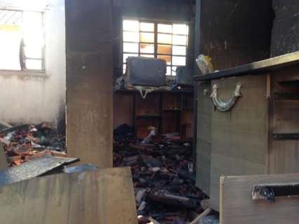 Incêndio na madrugada destrói casa onde homem foi morto a facadas