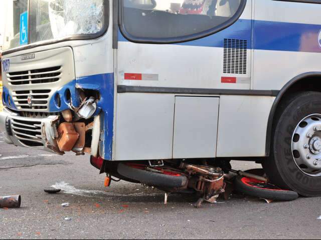  Casal invade preferencial e fica gravemente ferido em acidente com &ocirc;nibus 
