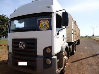 Caminhão foi carregado com drogas em Ponta Porã, na fronteira com Paraguai. (Foto: Divulgação)