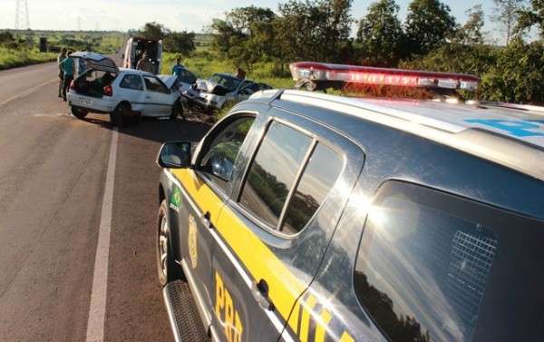 Quatro pessoas ficam feridas em acidente envolvendo dois ve&iacute;culos na BR-262