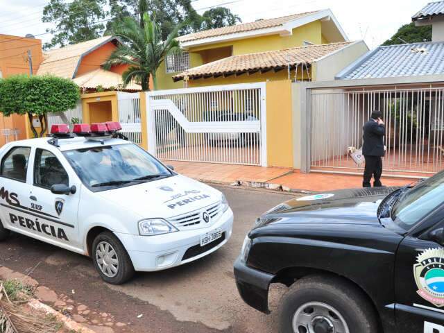 Ladr&otilde;es danificam cercam el&eacute;trica, entram em resid&ecirc;ncia e furtam joias