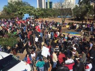 Protesto na manhã desta sexta-feira (10) na Praça do Rádio Clube. (Foto: Bruna Kaspary)