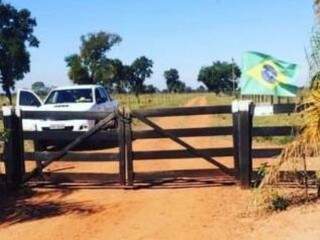 Foto de porteira de fazenda com bandeira do Brasil publicada nas redes sociais da 