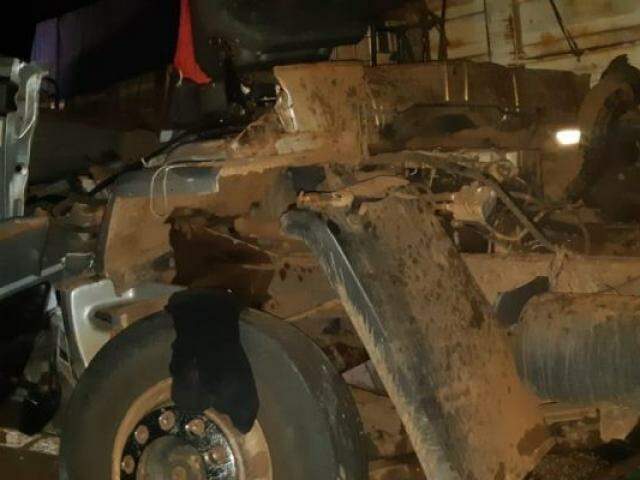 Caminhoneiro r guia veículo rebaixado e ilegal: 'PRF faz festa