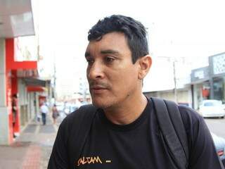 Ademir Rios, de 46 aos, reclama que aumento de salário mínimo &quot;não dá para nada&quot; (Foto: Marina Pacheco)