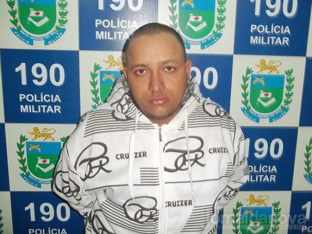 Jovem &eacute; morto a golpe de faca e pol&iacute;cia suspeita de companheira da v&iacute;tima