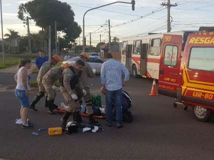  Acidente entre ônibus e Biz deixa homem gravemente ferido 