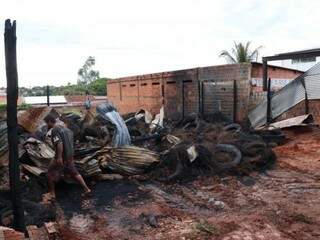 Local ficou completamente destruído depois de ter sido consumido pelas chamas (Foto: Henrique Kawaminami)