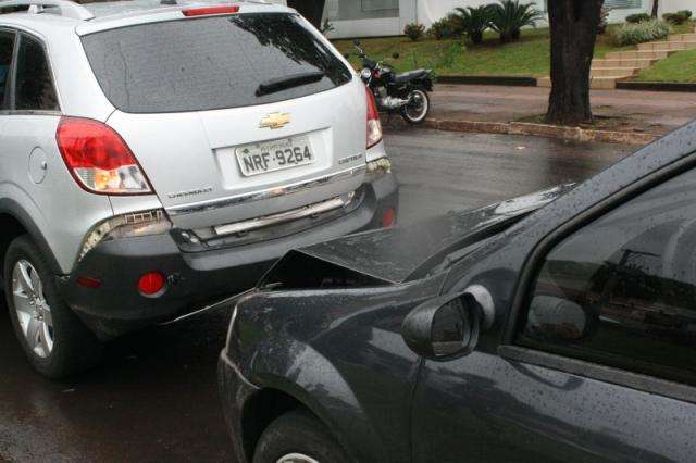 Condutor evita atropelamento, mas provoca engavetamento entre 4 carros 