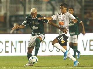 Deyverson tenta proteger a bola de Pedrinho (Foto: Cesar Greco/Ag Palmeiras/Divulgação)