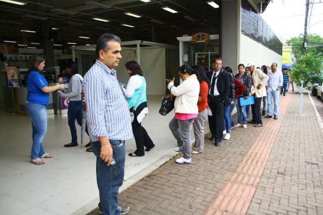 Agendamento eletr&ocirc;nico n&atilde;o acaba com fila do RG, que tem 1&ordf; via gratuita