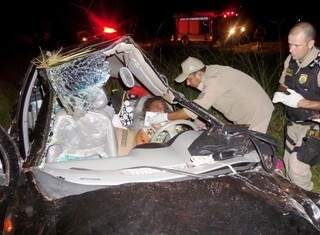 O carro capotou diversas vezes e a mulher sobreviveu porque usava o cinto de segurança. (Foto: TL Notícias)