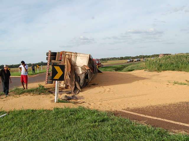  Carreta tomba e derrama carga de soja na BR-267 em Maracaju