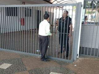 Candidato foi impedido de entrar no Dom Bosco por chegar três minutos atrasado (Foto: Adriano Fernandes)