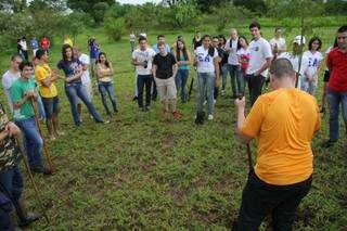 Cerca de 50 mudas foram plantadas no CEA Anhanduí, em Campo Grande (Foto: Marcos Ermínio).