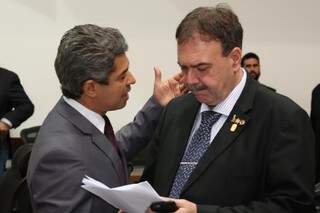 Rinaldo Modesto (PSDB), líder do Governo, ao lado de Paulo Siufi (PMDB), durante sessão (Foto: Victor Chileno/ALMS)