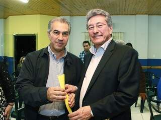 O prefeito Roberto Hashioka com o governador Reinaldo Azambuja (Foto: Thiago Odeque/Divulgação)