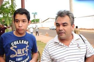 Pai e filho aguardando atendimento no UPA do bairro Coronel Antonino. (Foto: Rodrigo Pazinato)