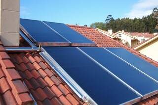 Atualmente a eficácia comprovada é de 30% de aproveitamento nas placas para a produção de energia solar. (Foto: Revista Qual Imóvel)