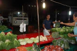 Adenilson vendendo hortaliça. (Foto: Aline Araújo)