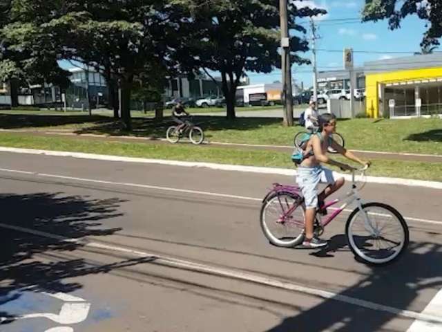 Ciclista de 18 anos fica ferido em acidente na avenida Afonso Pena